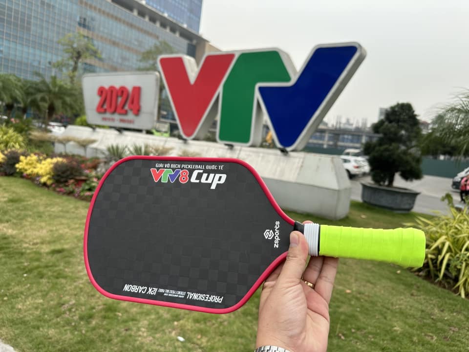 Pickleball VTV8 Carbon 12K mang lại khả năng phản hồi bóng nhanh chóng và lực đánh mạnh mẽ